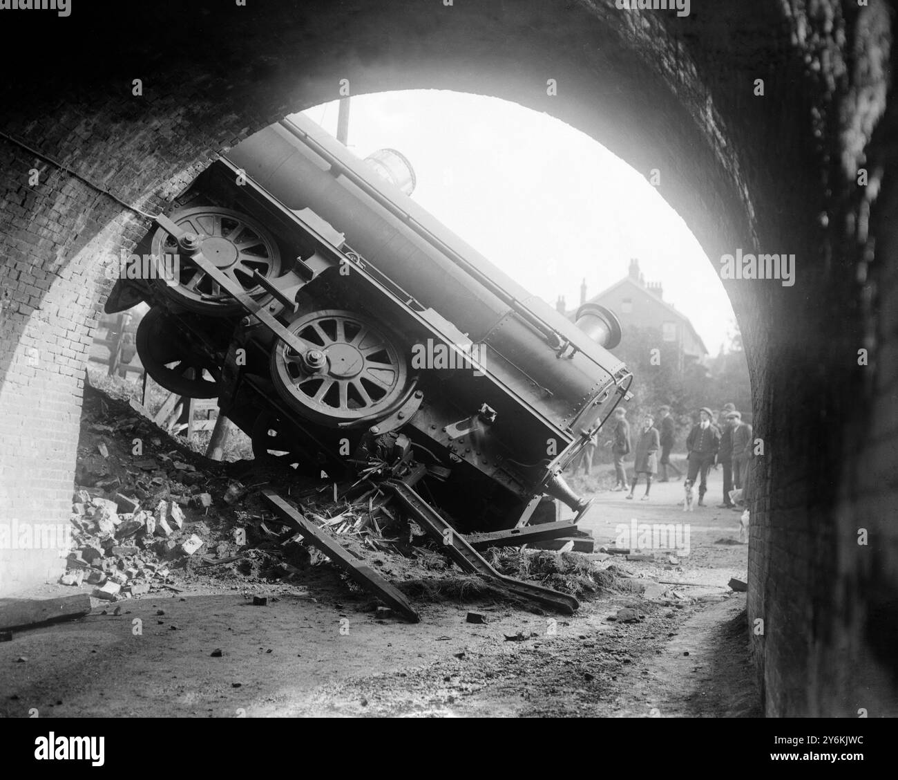 Diese Lok und der Tender verließen die Gleise bei Hunton Bridge, King’s Langley und fielen am 16. September 1922 in die darunter liegende Fahrbahn – Foto am 20. September 1922. © TopFoto Stockfoto