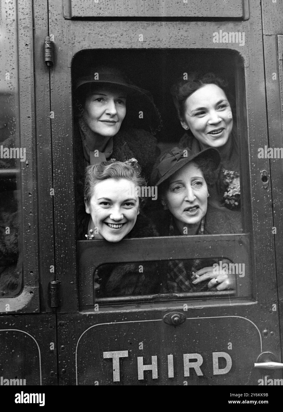 Die Spieler der „Old Vic“ verlassen Waterloo Station auf einer dreimonatigen Auslandsreise. Oben, von links nach rechts - Cathleen Nesbitt und Freda Jackson. Unten, von links nach rechts - Curiwegen Lewis und Ellen Compton. Januar 1939 © TopFoto Stockfoto
