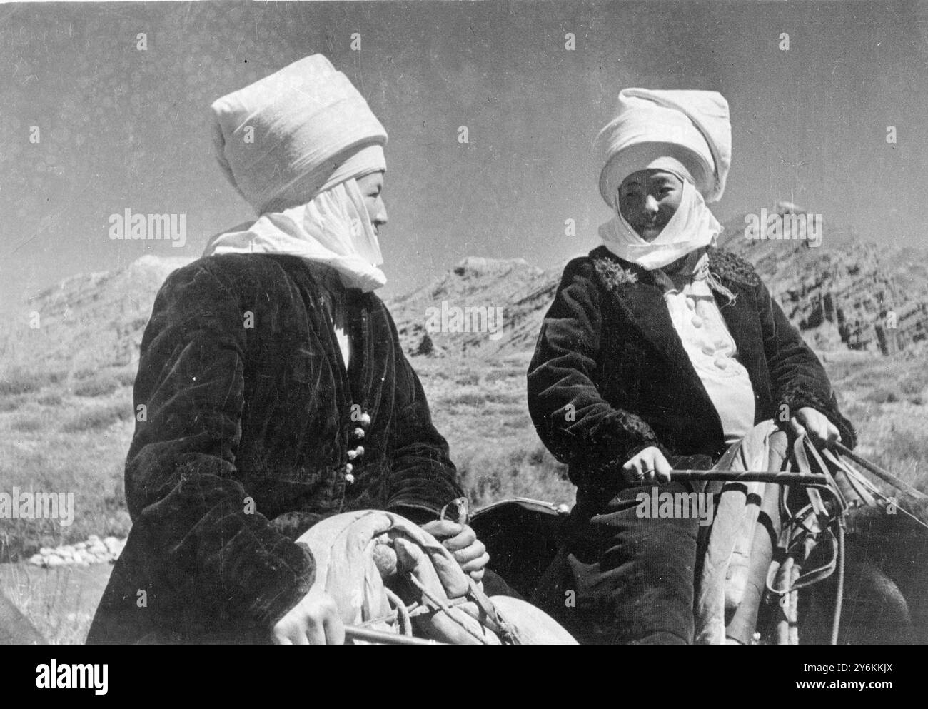 Von den Ufern des Schwarzen Meeres bis zum Arktischen Ozean stimmen heute (Sonntag) über 150.000.000 Menschen in der UdSSR bei der größten Wahl der Welt ab, die die erste in Sowjetrussland und übrigens die erste unter der neuen Verfassung war. Bei dieser gigantischen Wahl werden seit Monaten alle modernen Mittel, um die Wähler zu erreichen, eingesetzt - Flugzeuge, Kinos, Radio und Zeitungen. Zwei kollektive Bauernfrauen aus Kirghiz in ihrer hübschen Nationalkleidung. 12. Dezember 1937 Stockfoto