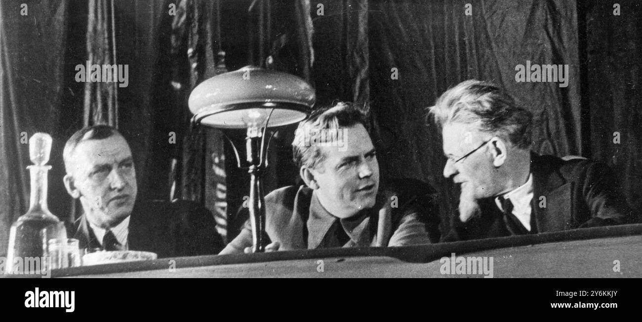 Von den Ufern des Schwarzen Meeres bis zum Arktischen Ozean stimmen heute (Sonntag) über 150.000.000 Menschen in der UdSSR bei der größten Wahl der Welt ab, die die erste in Sowjetrussland und übrigens die erste unter der neuen Verfassung war. Bei dieser gigantischen Wahl werden seit Monaten alle modernen Mittel, um die Wähler zu erreichen, eingesetzt - Flugzeuge, Kinos, Radio und Zeitungen. Herr Kalinin, "Premierminister" der Sowjetunion (rechts), als er auf einer Wählerversammlung im Gorki-Kulturhaus Leningrad sprach, wo er Kandidat ist. Bei ihm ist A. Ugarov, Sekretär Stockfoto