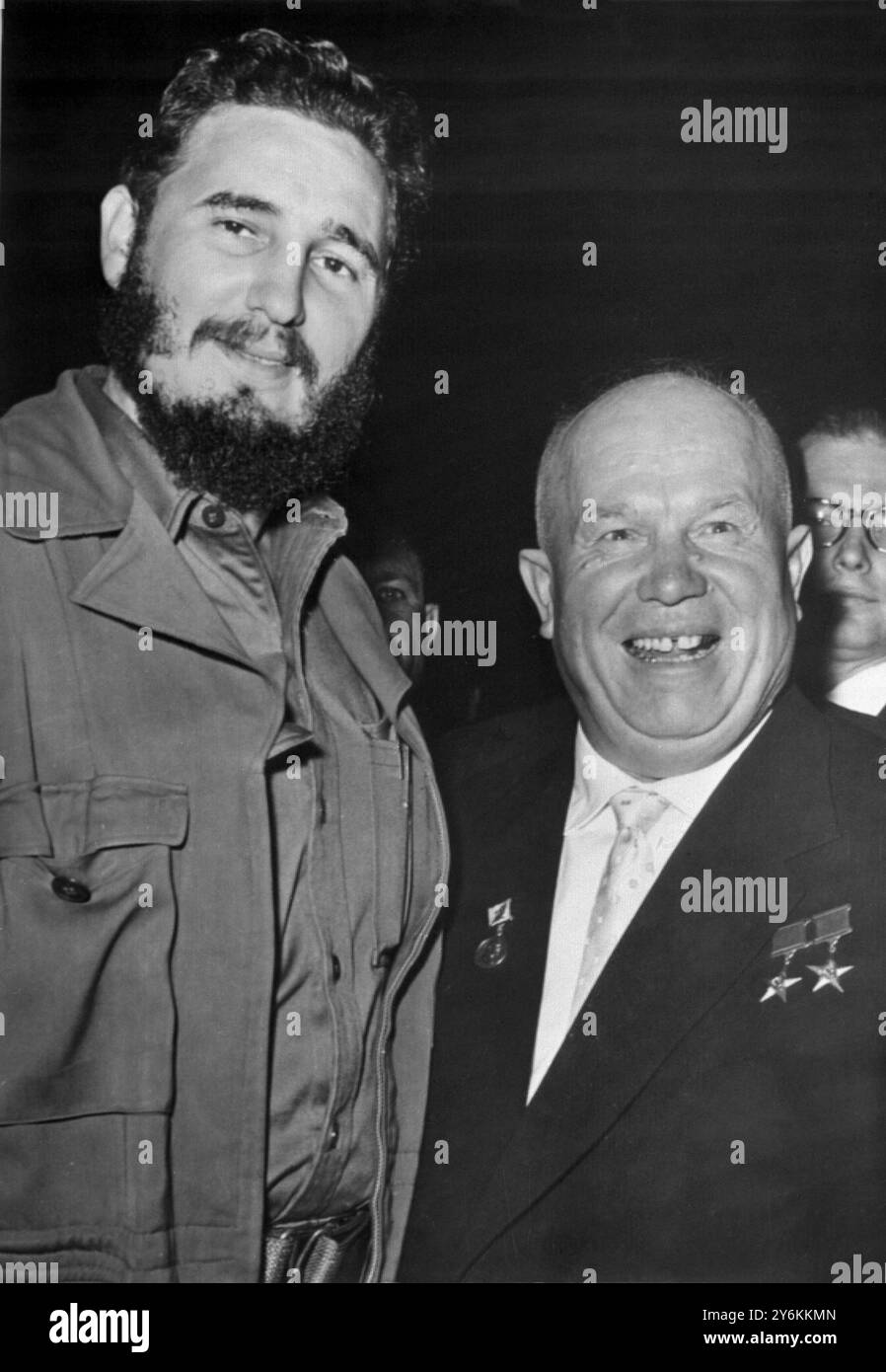 Lächeln vor der Eröffnungssitzung - New York - 21. September 1960 der kubanische Premierminister Fidel Castro und der sowjetische Premierminister Nikita Chruschtschow lächeln für die Presse, bevor sie an der Eröffnungsrede der UN-Generalversammlung in New York teilnehmen Credit: TopFoto.co.uk Stockfoto