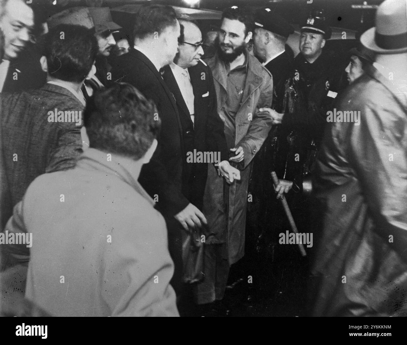 Castro Changes Hotel - New York - 20. September 1960 - kubanischer Premierminister Fidel Castro mit seinem Außenminister Raul Roa (Rauchen) bei der Ankunft im Theresa Hotel, dem größten Hotel in Harlem, in dem während der Teilnahme an der UN-Generalversammlung in New York übernachtet wird Stockfoto