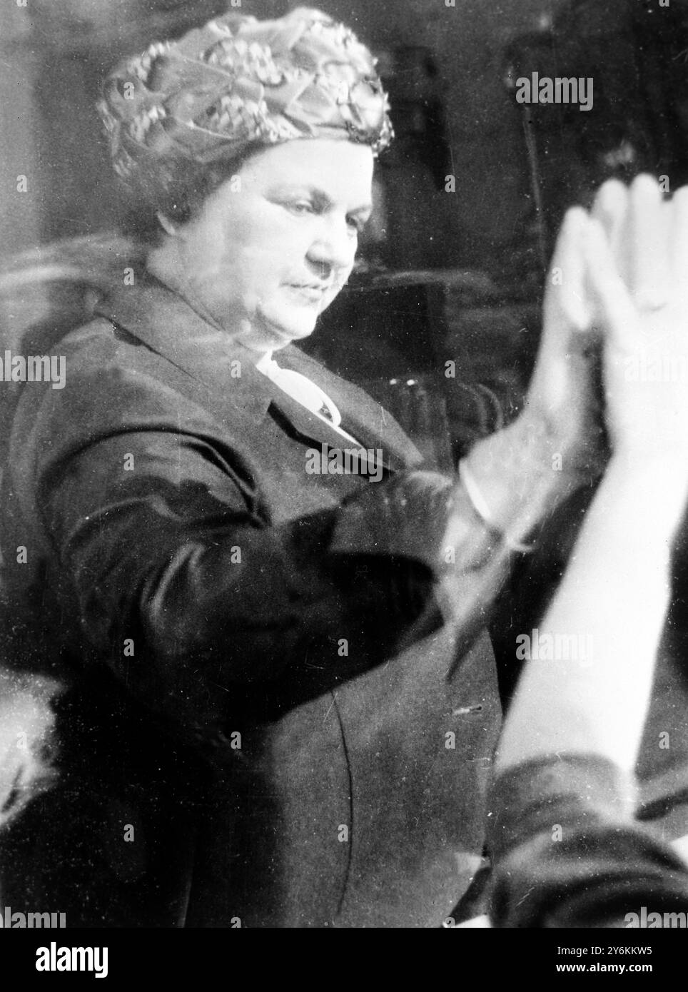 Auf diesem exklusiven Foto zeigt Frau Vera Eichmann, wie ihr Mann, der ehemalige S.S. Offizier Adolph Eichmann, sich von ihr verabschiedet hat, als sie sich zum letzten Mal im Ramleh-Gefängnis in Israel trafen. Am 31. Mai um Mitternacht wurde Eichmann gehängt, nachdem ein Gnadenappell an den israelischen Präsidenten Ben-Zvi abgelehnt worden war. Sie demonstrierte, wie sie und ihr Mann ihre Hände gegeneinander gegen die kalte unpersönliche Barriere aus kugelsicherem Glas, die Eichmann am 2. Juni 1962 abschirmte Stockfoto