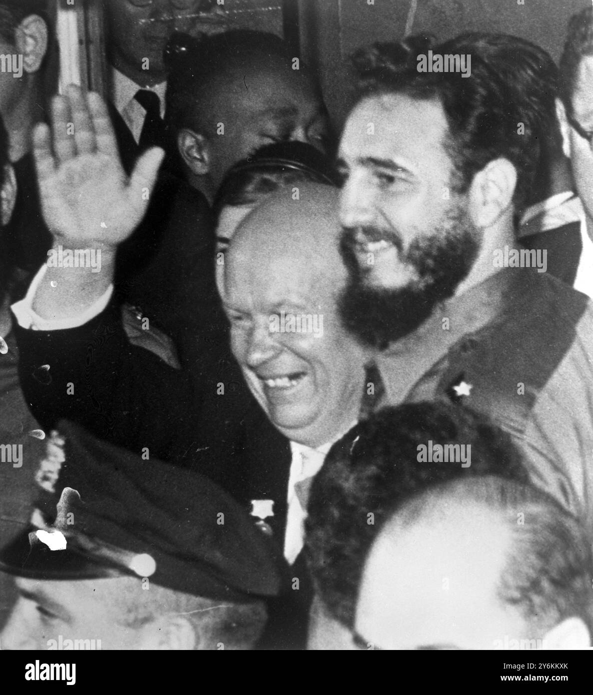 Die kommunistischen Führer sind alle lächelnd - New York - 21. September 1960 der sowjetische Premierminister Nikita Chruschtschow und der kubanische Premierminister Fidel Castro treffen sich zum ersten Mal vor dem Hotel in Harlem, wo Castro wohnt, bevor sie an der Eröffnungsrede der UN-Generalversammlung in New York teilnehmen. Credit: TopFoto.co.uk Stockfoto
