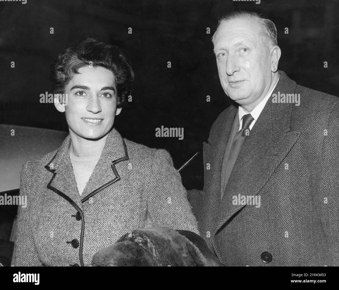 Sir William Turner Walton, OM (29. März 1902 bis 8. März 1983) – britischer Komponist und Dirigent mit seiner Frau – 14. Dezember 1955. ©TopFoto Stockfoto