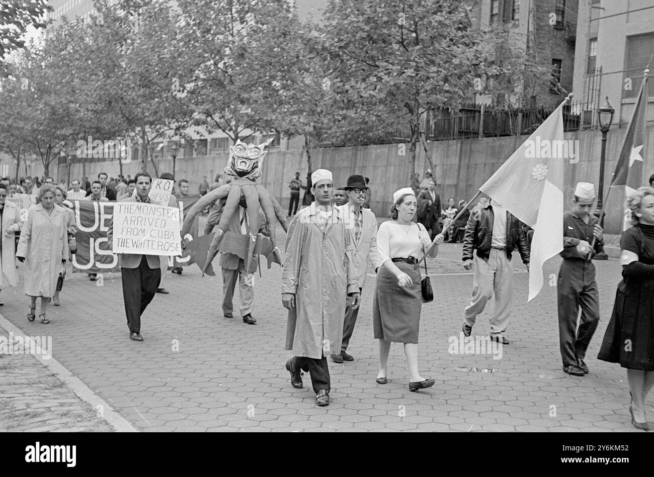 The Red Octopus – 21. September 1960 Anti-Castro und Anti-Chruschew Demonstranten während ihrer Protestkundgebung in der 47th Street und 2nd Avenue in New York. Castro und Chruschev waren in New York, um an der UN-Generalversammlung teilzunehmen. Quelle: www.TopFoto.co.uk Stockfoto