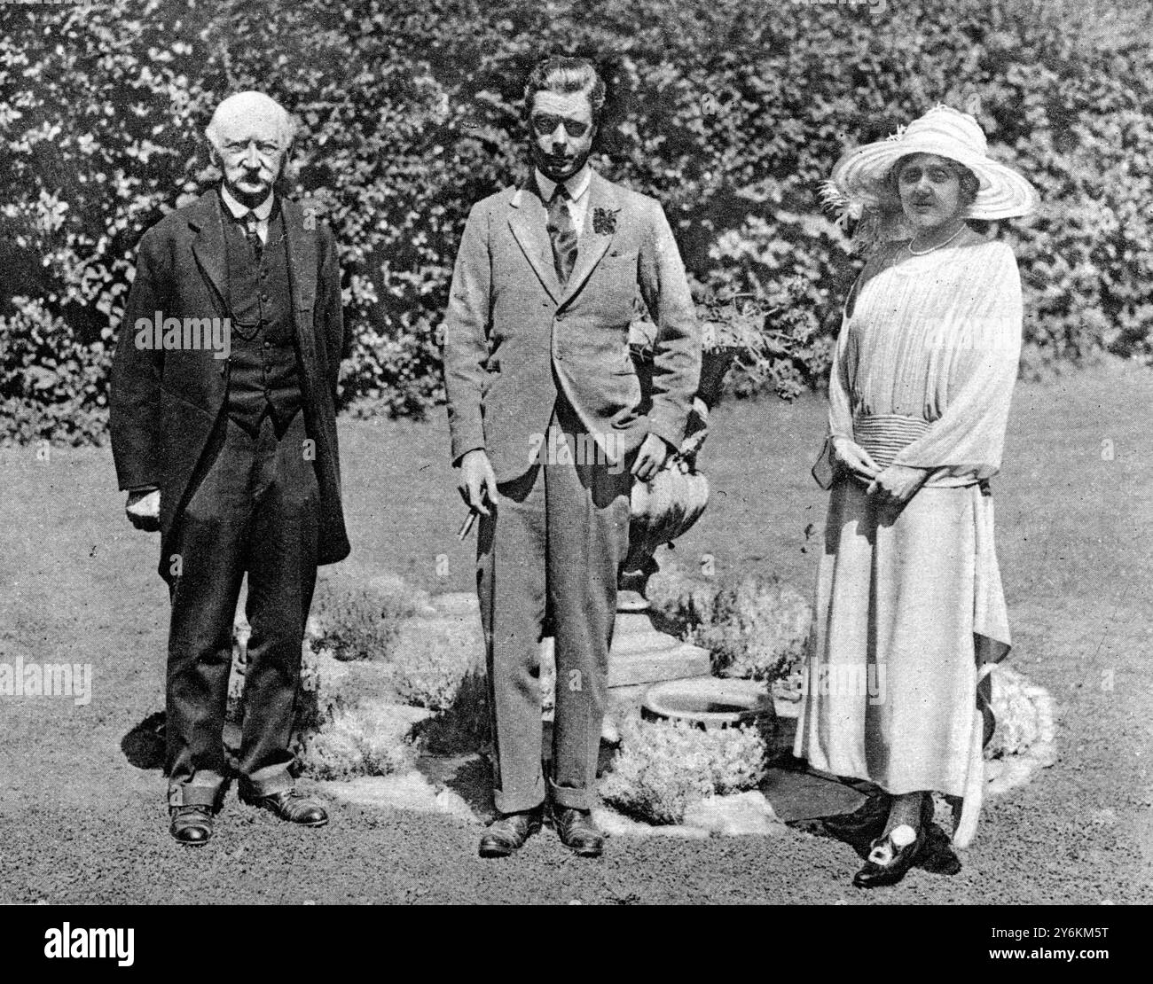 In Casterbridge, in Wessex: Der Prinz von Wales mit mir und Mrs. Thomas Hardy im Garten ihres Hauses in Dorchester. 28. Juli 1923 Stockfoto
