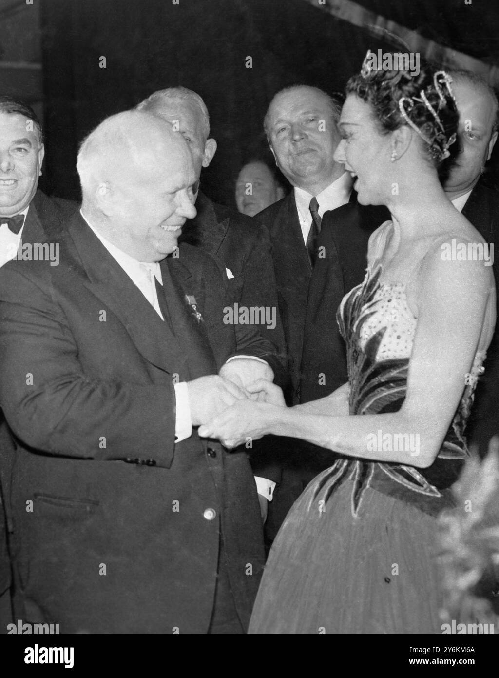Der erste Sekretär der Kommunistischen Partei Nikita Chruschtschow hat einen doppelten Handschlag für Beryl Grey Backstage im Covent Garden Royal Opera House, wo Herr Krushtschow am 26. April 1956 mit Premier Nikolai Bulganin an einer besonderen Galaaufführung des Balletts teilnahm - Dame Beryl Elizabeth Grey, geb. Bräutigam, DBE, DMUs, DLitt, Ed D, FRSA (* 11. Juni 1927 in Highgate) ist eine britische Balletttänzerin und Ballerina. ©TopFoto Stockfoto