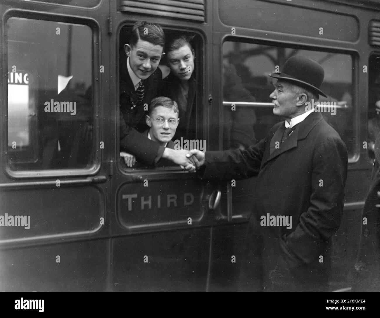 Sir Charles Allen, Hochkommissar für Neuseeland, verabschieden sich von Emigranten der öffentlichen Schule in Waterloo. 7. Februar 1924 Stockfoto