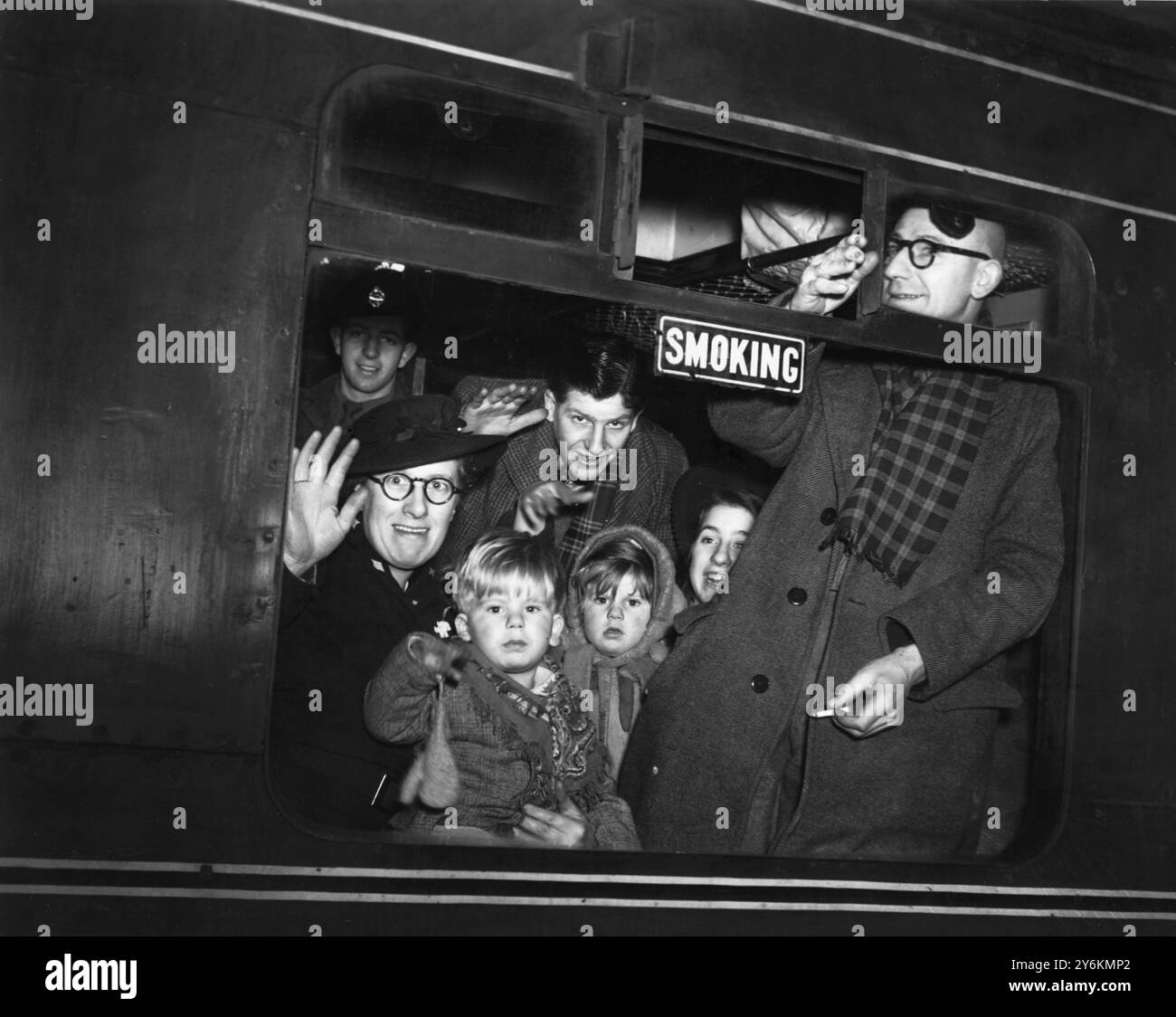 Massenmigration aus Großbritannien nach Australien. 2.000 Menschen, darunter 450 Kinder, und diese sechsköpfige Familie werden Liverpool heute auf dem Seeweg verlassen. Ihre Reise beginnt hier am Bahnhof Euston. Januar 1949 Stockfoto