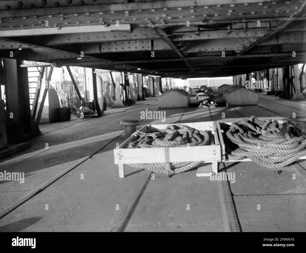 Wie der obere Teil der Zugfähre 4 auf einem riesigen Lastkahn funktioniert – 10. Februar 1919 © TopFoto Stockfoto