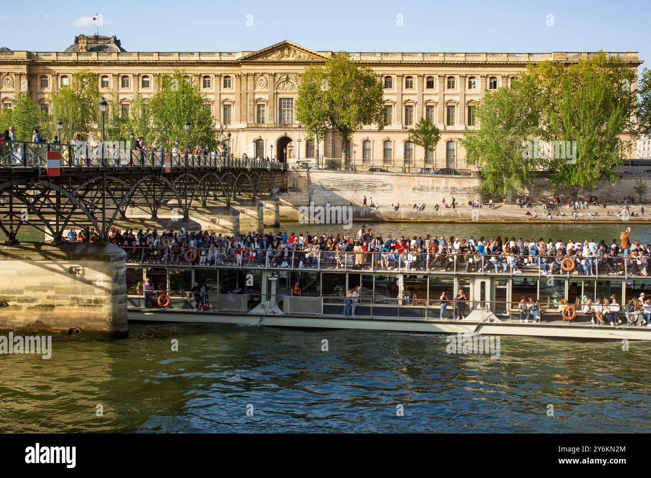 Frankreich, Paris, 75, 1. Arrondissement, Bateau-mouche voller Touristen, die unter der Pont des Arts vorbeifahren, 04/2022. Stockfoto