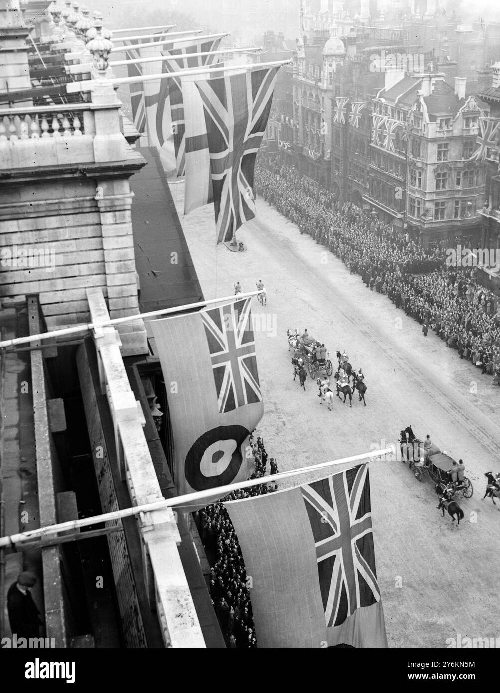 Königliche Hochzeit. Prinzessin Elizabeth und Herzog von Edinburgh. Allgemeine Ansicht des Irish State Coach auf dem Parliament Square, der H.R.H. Prinzessin Elizabeth und ihren Vater König George VI. Überträgt. Ansicht vom Ministry of Health Tower am 20. November 1947 Stockfoto