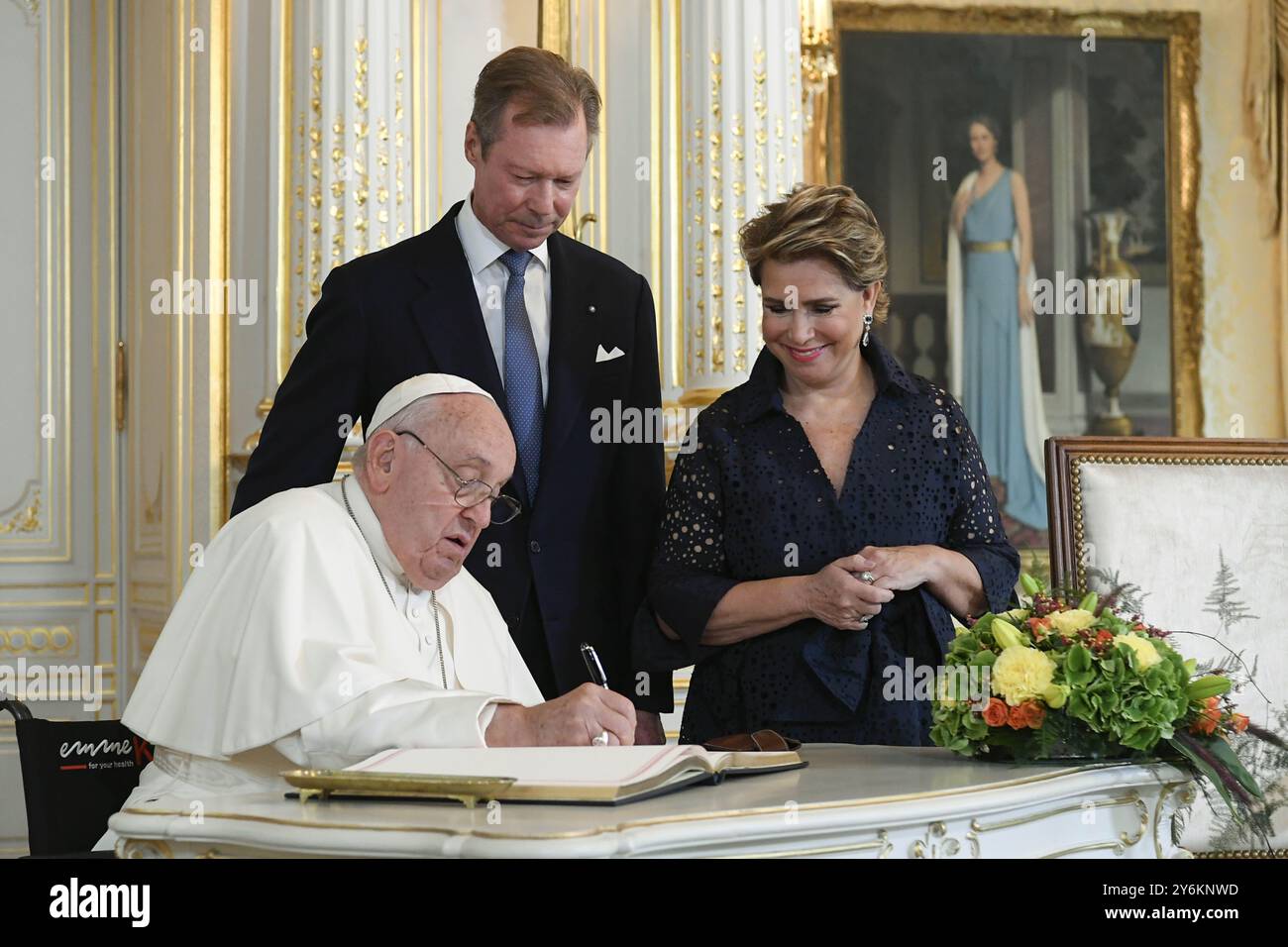 **NO LIBRI** Luxemburg, 26.9.2024.Papst Franziskus (L) unterzeichnet das Ehrenbuch neben Großherzog Henri von Luxemburg (2R) und seiner Frau Großherzogin Maria Teresa von Luxemburg im großherzoglichen Palast in Luxemburg während einer viertägigen apostolischen Reise in Luxemburg und Belgien Foto von VATIKANISCHEN MEDIEN /Katholisches Pressefoto Stockfoto