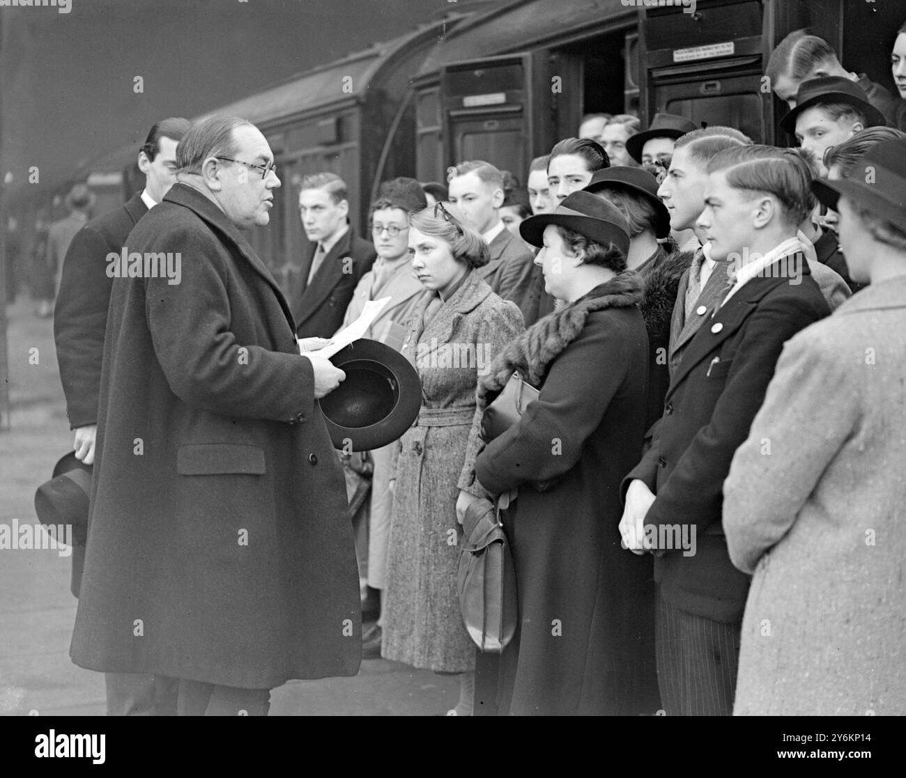 In St. Pancras. Bischof Chotty verabschiedet sich von einer Gruppe junger Siedler nach Australien. 9. Dezember 1938 Stockfoto