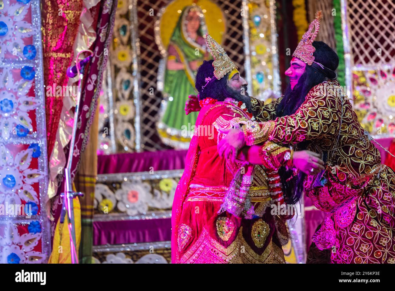 Porträt der indischen Künstler, die während des Abenddämmerfestes Charaktere des heiligen hindubuches ramayana in Ramlila spielen. Stockfoto