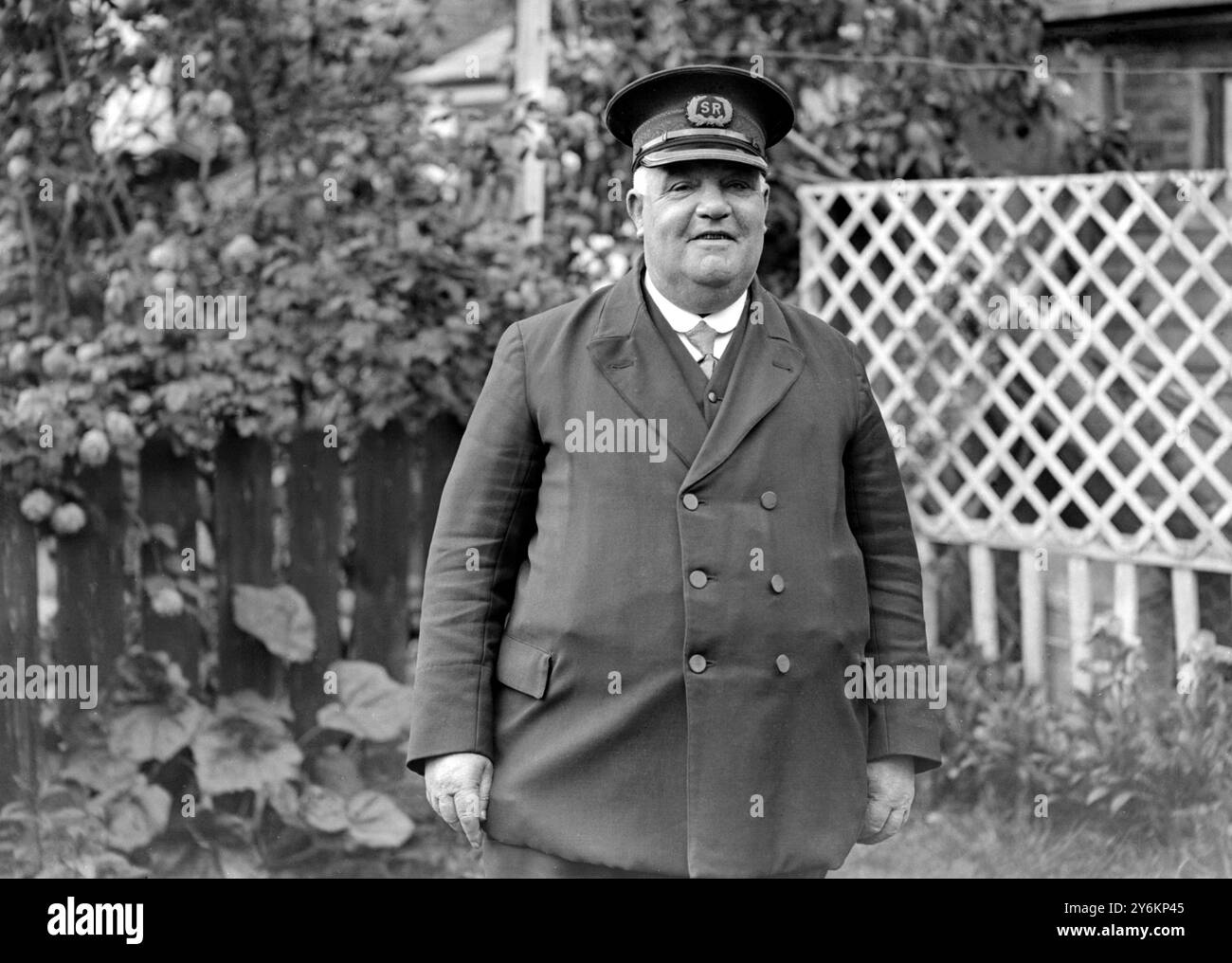Herr Albert Laker, Stationmaster in Ashford, Middlesex (S.R.), tritt nach 47 Dienstjahren in den Ruhestand. Er ist über 20 Steine schwer, 7 kg mehr als Carnera, der Riesenboxer. Er war 13 1/2 Jahre in Redbridge und 23 Jahre in Southampton Docks als Assistant Wiegemeister. Mai 1933 © TopFoto Stockfoto