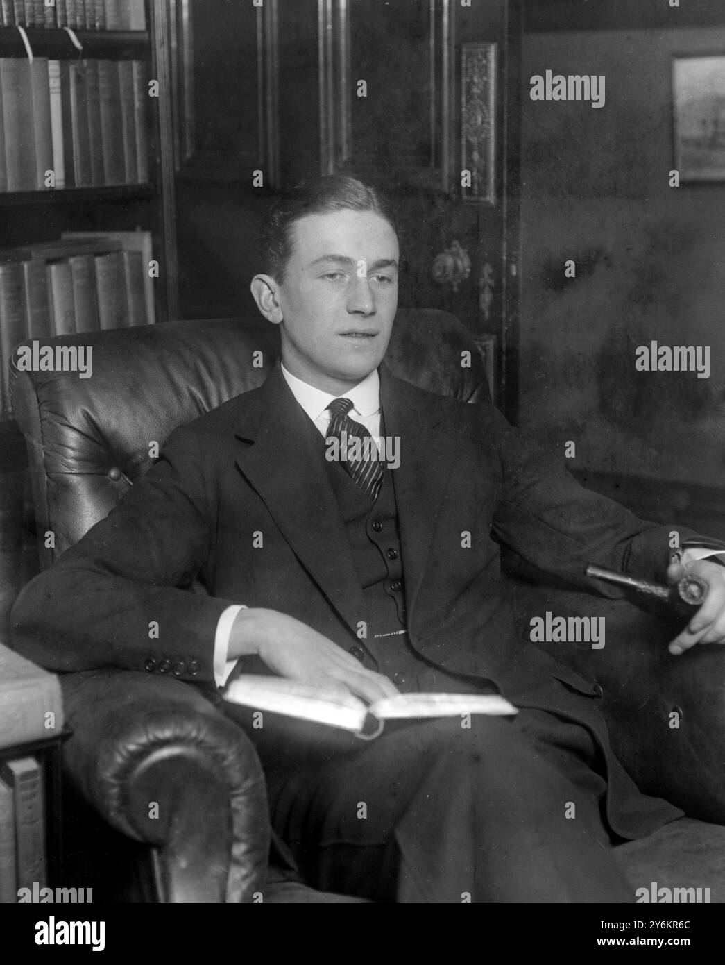 Captain Enston, R.A.F., der die Verdienste von Captain W.O. Bentleys Erfindung der B.R.I.- und B.R.2-Flugzeugtriebwerke bezeugen wird, deren Anspruch auf £100.000 von der Erfindungskommission gehört wird. 13. Dezember 1919 Stockfoto