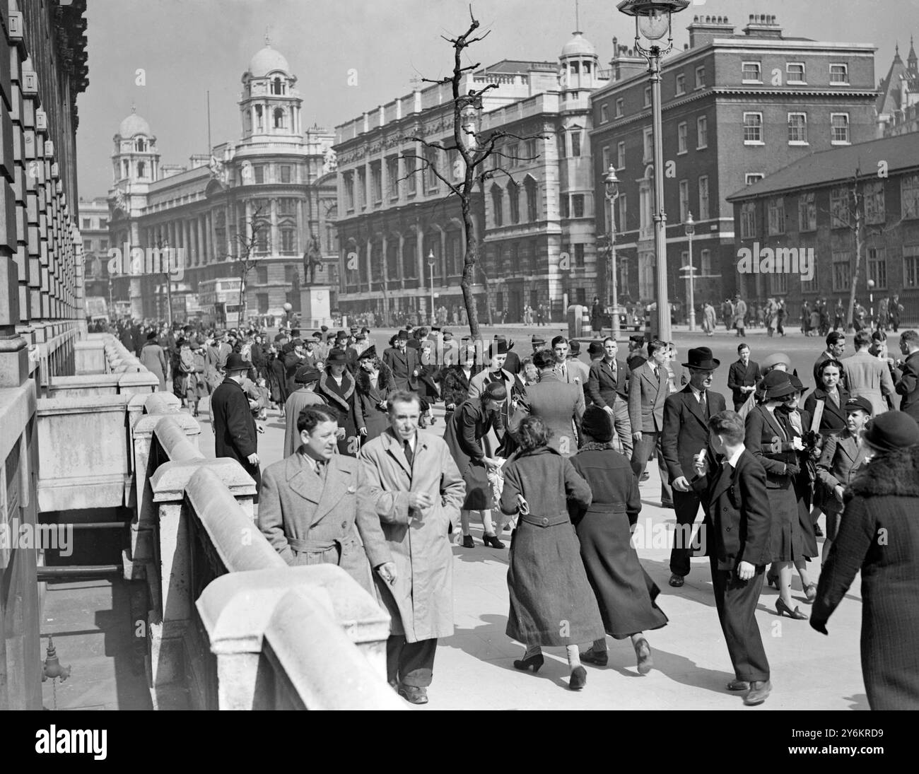 Die europäische Krise, 1939 Menschenmassen in Whitehall und Downing Street. 10. April 1939 Stockfoto