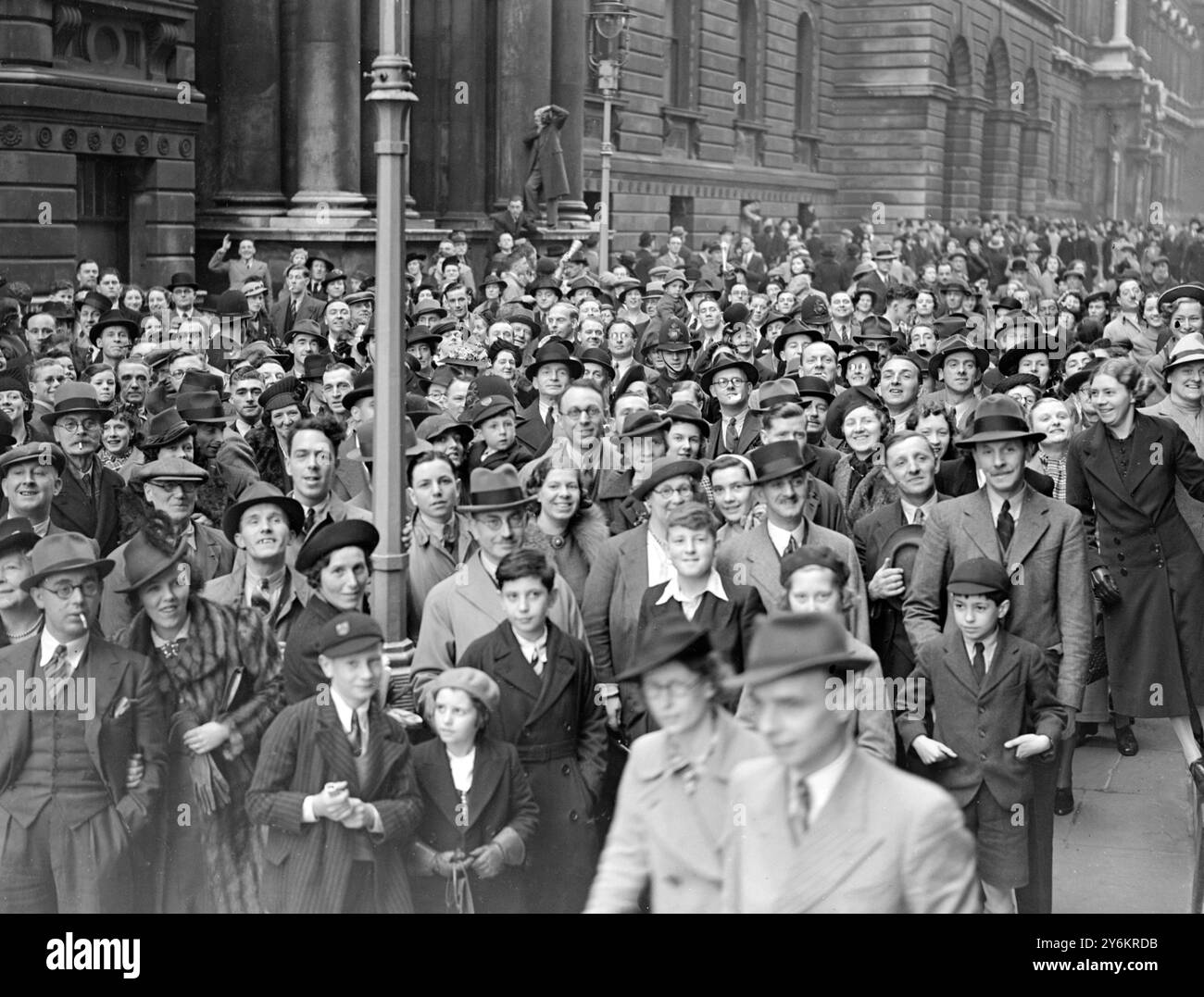 Die europäische Krise, 1939 Menschenmassen in Whitehall und Downing Street. 10. April 1939 Stockfoto