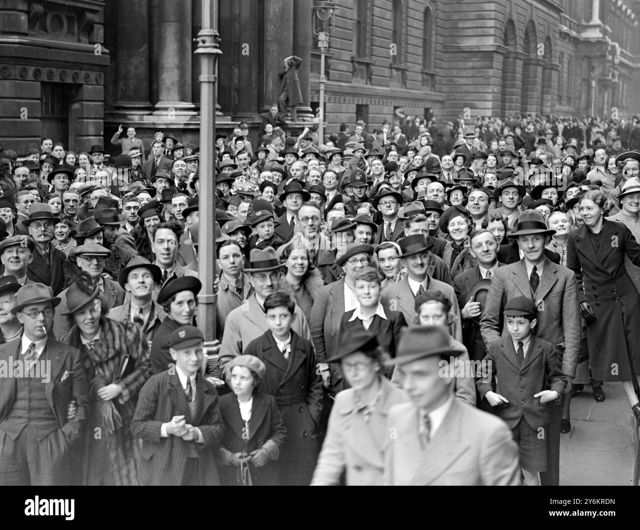 Die europäische Krise, 1939 Menschenmassen in Whitehall und Downing Street. 10. April 1939 Stockfoto