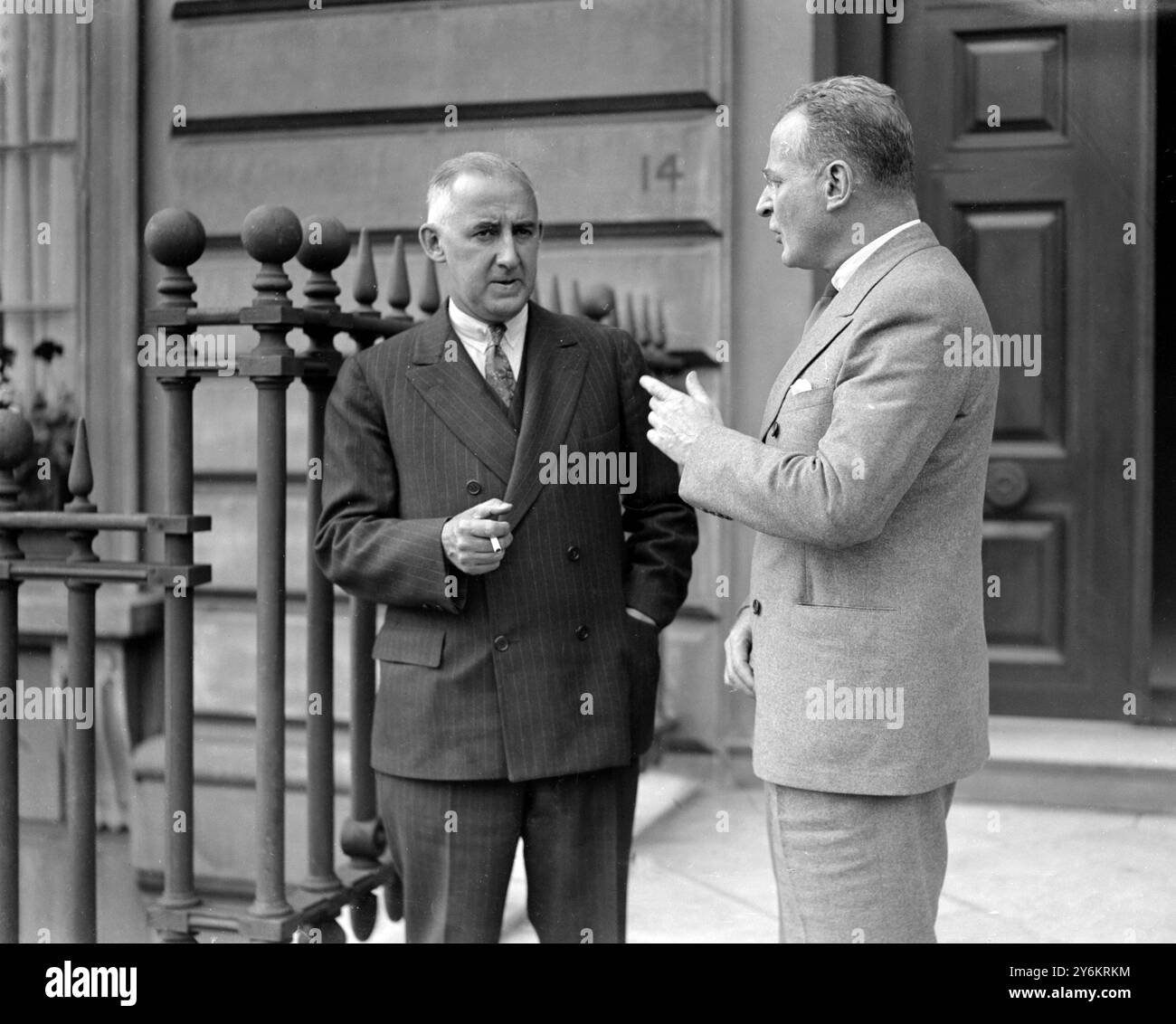 In London. Professor Moley (links), Leiter des „ Brain Trust “ mit Herbert Bayard Swope, dem amerikanischen Zeitungschef, der am 28. Juni 1933 Herausgeber der New York World war Stockfoto