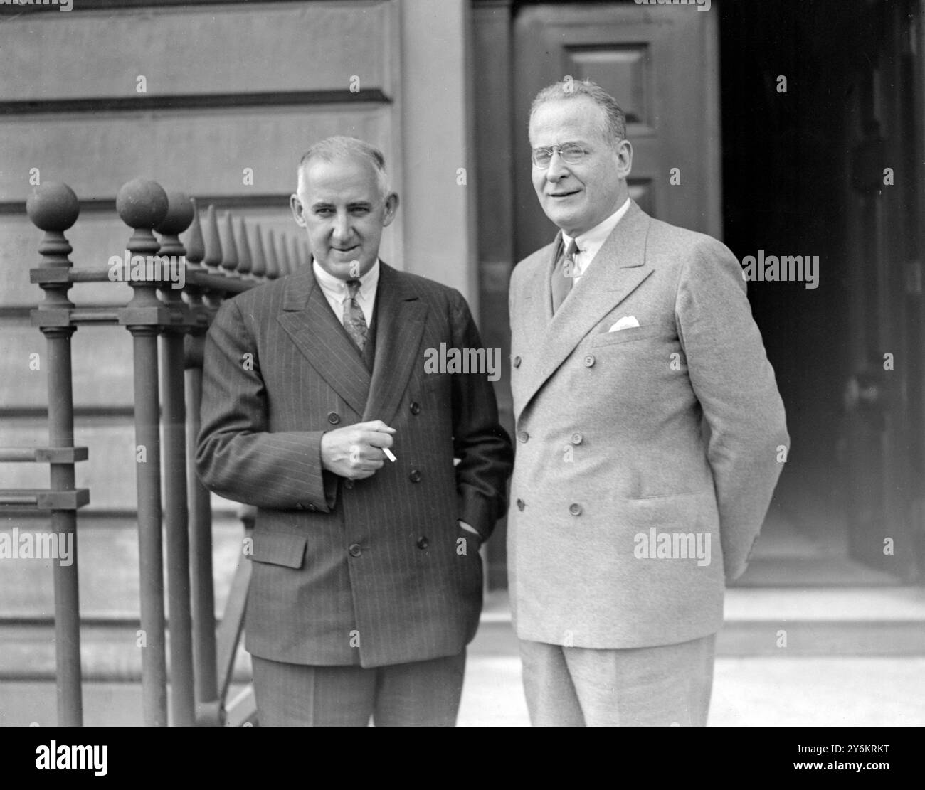 In London. Professor Moley (links), Leiter des „ Brain Trust “ mit Herbert Bayard Swope, dem amerikanischen Zeitungschef (ehemals Herausgeber der New York World) am 28. Juni 1933 Stockfoto