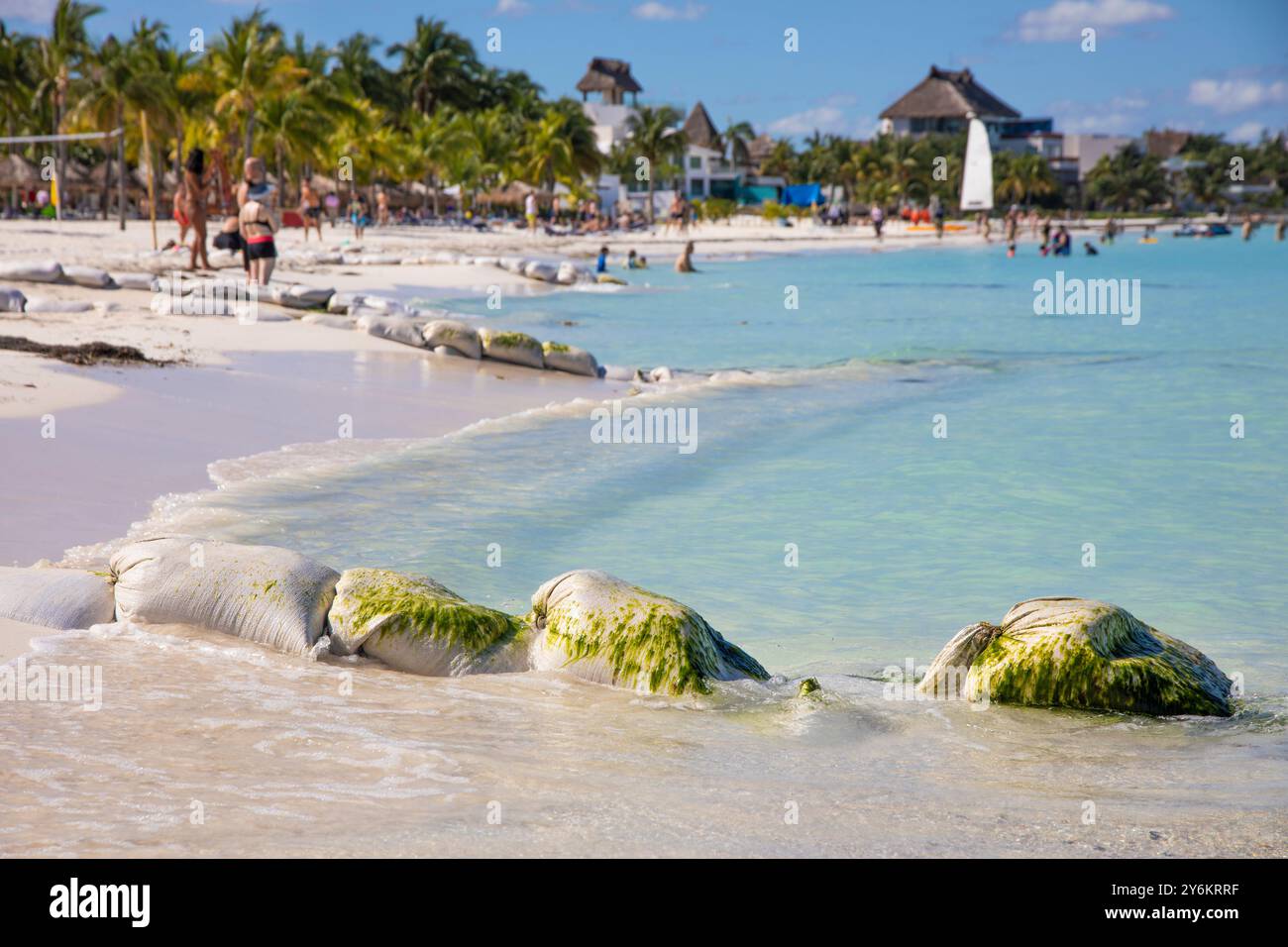Mexiko, Quintana Roo, Cancun. Sandtasche zum Schutz des Strandes vor Erosion und aufsteigendem Wasser. Playa Caracol Stockfoto