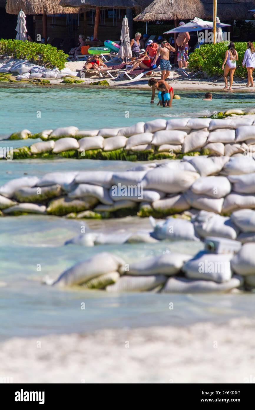 Mexiko, Quintana Roo, Cancun. Sandtasche zum Schutz des Strandes vor Erosion und aufsteigendem Wasser. Playa Caracol Stockfoto