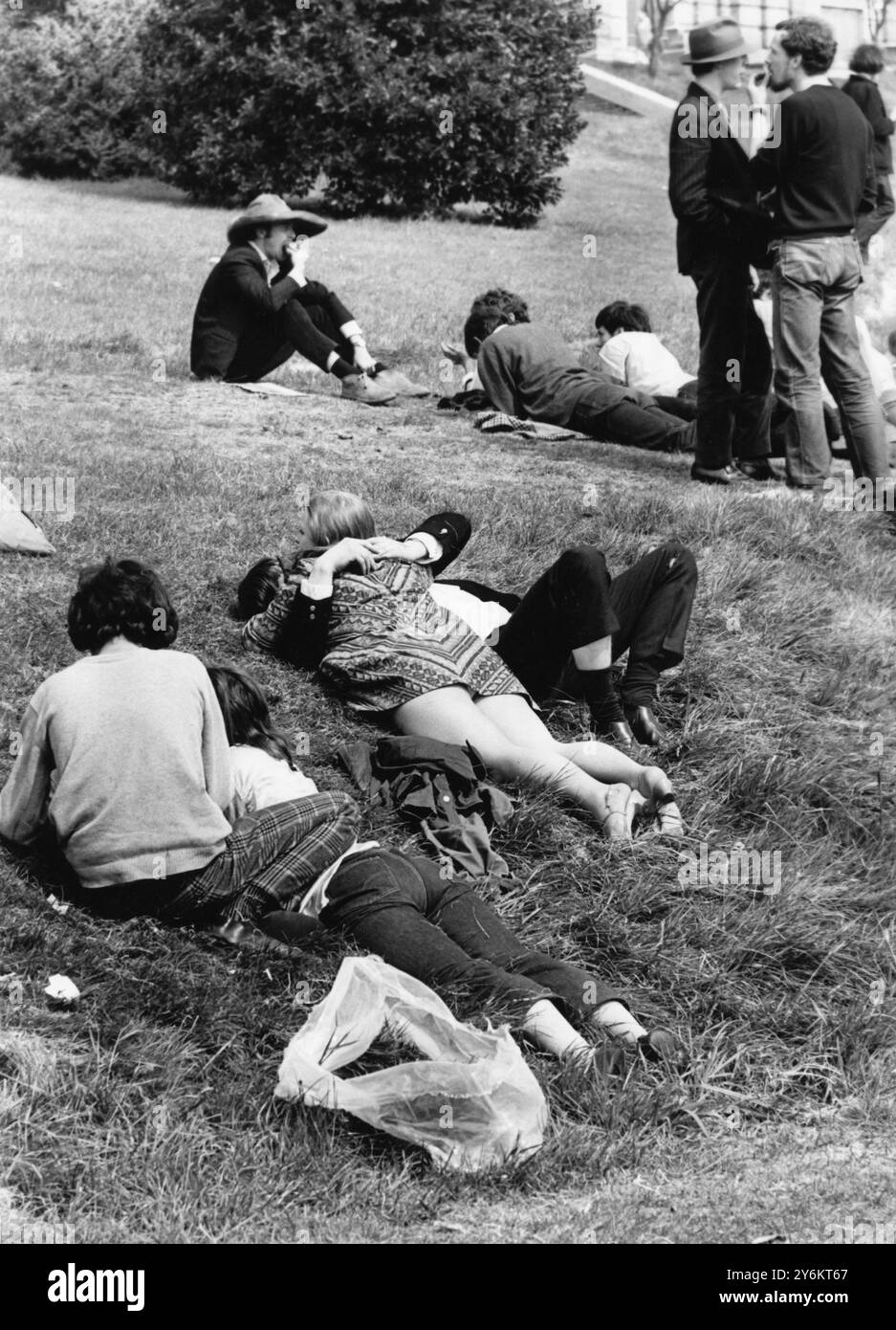 Entspannen Sie sich auf dem Gelände des Alexander Palace nach der International Times, 14-stündiges Technicolor Dream Free Speech Benefit Concert 30. April 1967 Stockfoto