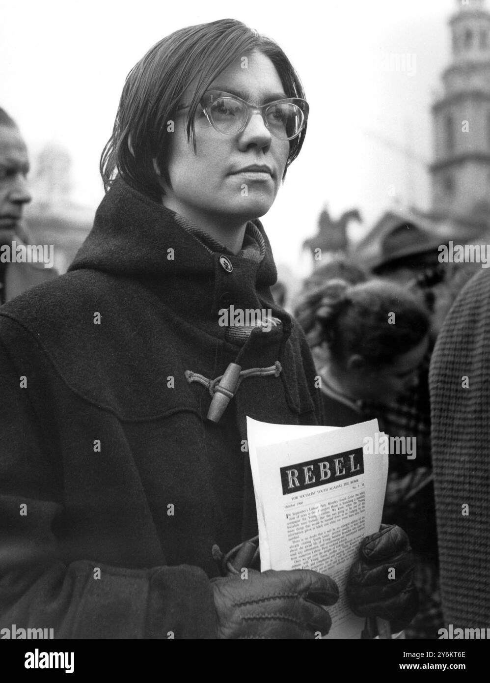 London's Open Air Entertainment Ist Ein Vertreiber von Rebel für die sozialistische Jugendbewegung Against the Bomb 1960 Stockfoto