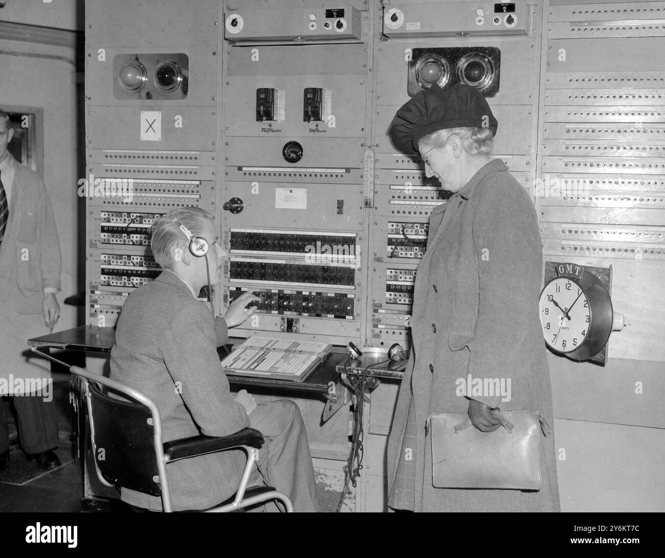 Eine dänische Delegation, die derzeit durch dieses Land reist, besuchte heute ein Studio der British Broadcasting Corporation im Bush House in Aldwych, London. Der dänische Bildungsminister beobachtet, wie Miss Angel, eine Mitarbeiterin des B.C. Studios im Bush House, London, Saphir-Aufnahmesadeln während des Besuchs der dänischen Delegationen in den B.C. Studios testet. 11. Juni 1948 Stockfoto