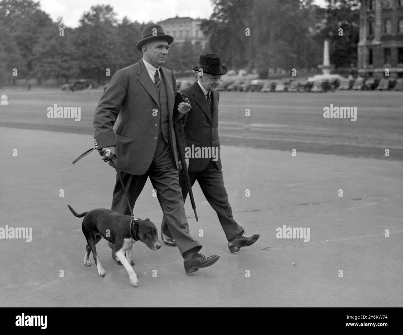 Anfrage Zu Offiziellen Geheimnissen. General Sir E. Ironside ( (links), der das Militärgericht einberief, um die Geheimvorwürfe der Beamten zu untersuchen, traf am 30. Juni 1938 bei Horse Guards ein, dem Hauptquartier des östlichen Kommandos, dessen G.O.C. Right ist, Sir Herbert J. Creedy (Ständiger Unterstaatssekretär, Kriegsminister) Stockfoto