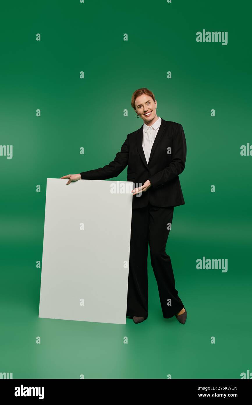 Der Moderator fesselt die Zuschauer mit einem warmen Lächeln und zeigt ein Plakat Stockfoto