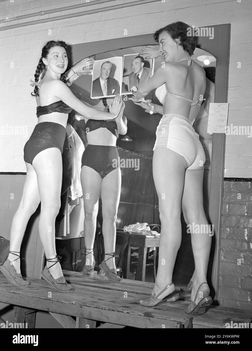 Das Londoner Drury Lane Theatre im November mit den Männern ihrer Wahl. Joyce Blair von Stamford Hill London (links) sagte: "Herr Anthony Eden (konservativ) ist einfach verheerend - so ausgezeichnet und alles" Rosalin Whitham von Sheffield Yorkshire (rechts) erklärte: "Sir Hartley Shawcross (Labour) ist jung und viril - sehr jung und viril für einen Politiker. 4. Oktober 1951 Stockfoto