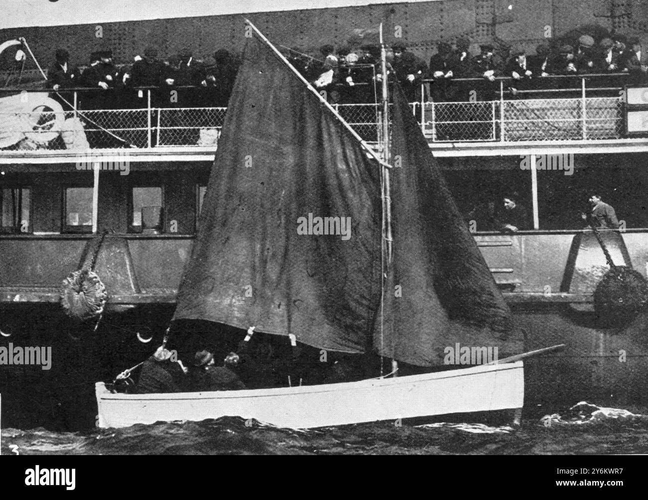 "In keiner Weise festgenommen. . . Gegen ihren Wunsch“: Männer und Frauen der „Titanic“-Crew. Überlebende der Katastrophe in Plymouth. Diejenigen, die die "Besatzung der "Titanic" als Gefangene festgenommen haben: Gewerkschaftsführer, in einem Segelboot, das Überlebende auf der Ausschreibung anspricht. 4. Mai 1912 Stockfoto