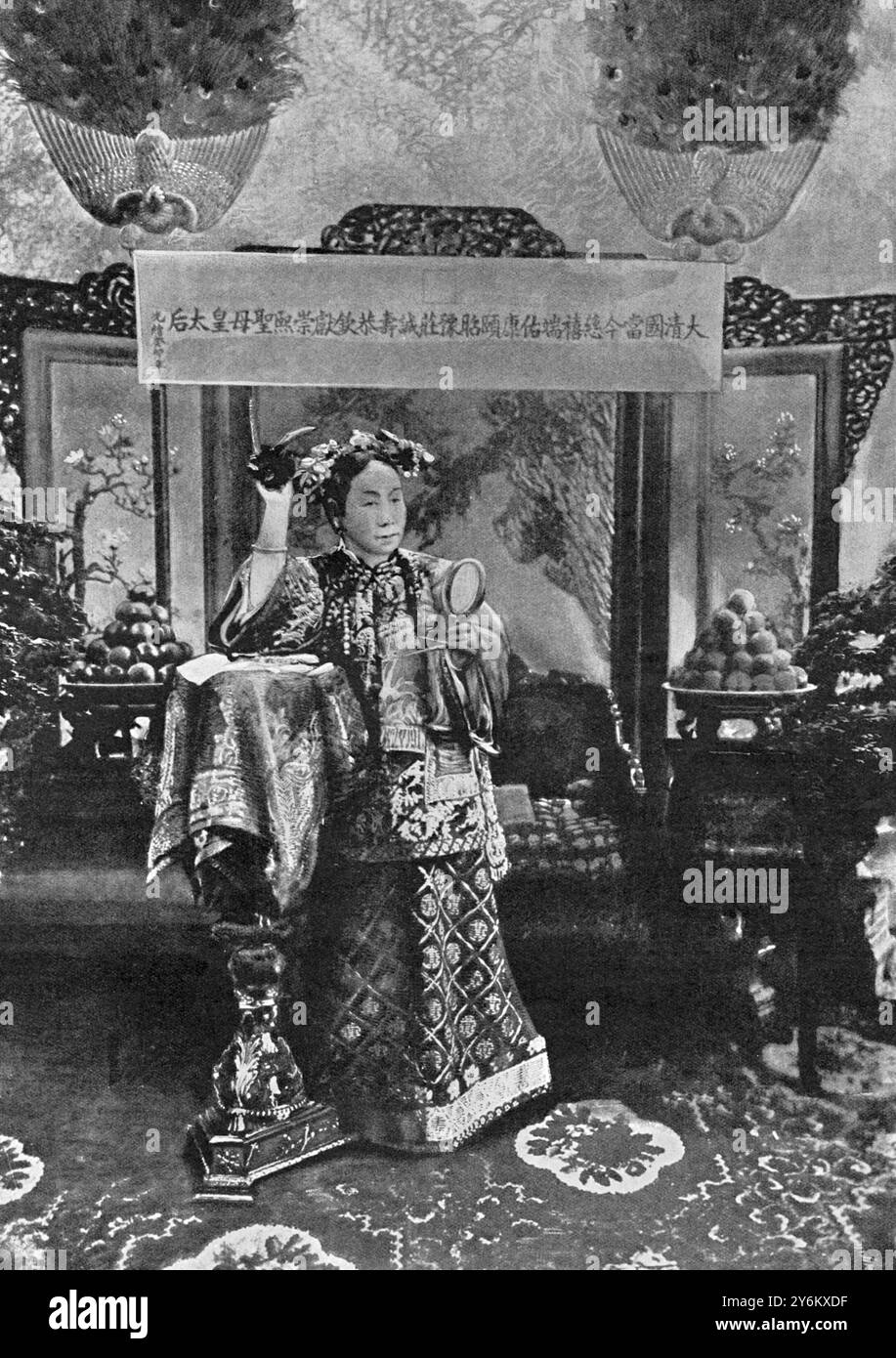 Kaiserin Dowager Cixi wurde am 29 . November 1834 als Tochter eines Militärbeamten geboren und trat im Alter von sechzehn Jahren in den kaiserlichen Harem ein . Aus der bescheidenen Position , die sie dann besetzte , zwang sie sich stetig durch Willensstärke und großes Naturtalent in die Position der Herrscherin Chinas . Sie war die Substanz im Schatten des Kaisers, und ihr Einfluss auf diesen unglücklichen Herrscher und das Reich war bemerkenswert. 15 November 1908 ( sie starb ) Stockfoto Kaiserin Dowager Cixi wurde am 29 . November 1834 als Tochter eines Militärbeamten geboren und trat im Alter von sechzehn Jahren in den kaiserlichen Harem ein . Aus der bescheidenen Position , die sie dann besetzte , zwang sie sich stetig durch Willensstärke und großes Naturtalent in die Position der Herrscherin Chinas . Sie war die Substanz im Schatten des Kaisers, und ihr Einfluss auf diesen unglücklichen Herrscher und das Reich war bemerkenswert. 15 November 1908 ( sie starb ) Stockfoto