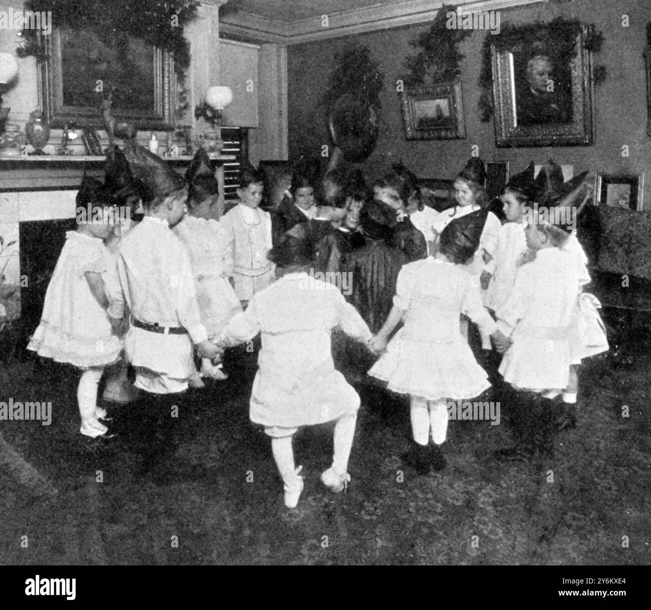 Kaminspiele für die Kinderweihnachtsfeier : Let's Talk to the Brownies . Stockfoto