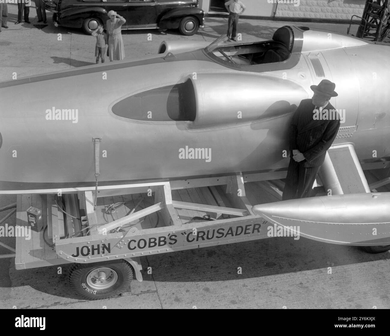 New Malden, Surrey: Sein revolutionäres Schnellboot Crusader John Cobb, in dem er einen neuen Wassergeschwindigkeitsrekord anstreben soll. Das neue Schiff wird von einem 3.000 PS starken Ghost Jet-Motor angetrieben, der dem Typ des Comet Jet-Flugzeugs ähnelt. Es kostete £15.000. John Cobb, 52 Jahre alt, hält den Geschwindigkeitsrekord von 394,4 km/h und hofft, den Geschwindigkeitsrekord des Amerikaners Stanley Sayre von über 160 km/h zu übertreffen. August 1952 Stockfoto