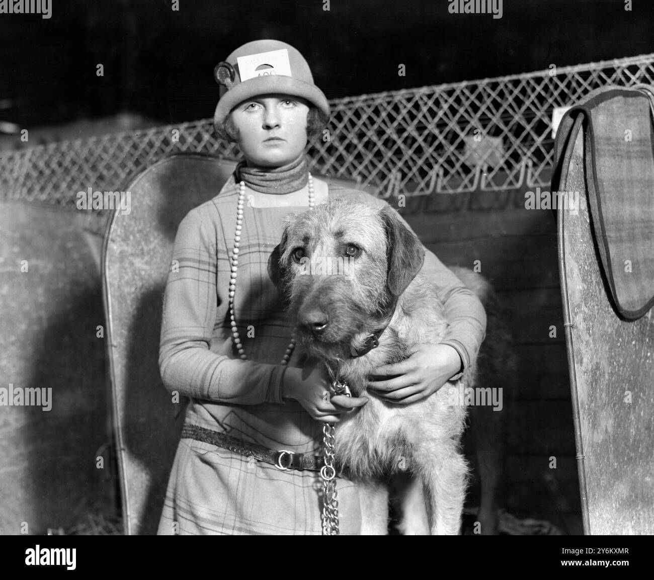 Cruft's Show in der Agricultural Hall, Islington. Miss Joan Southie mit ihrem irischen Wolfshund "Crewkerne Georgie". 11. Februar 1925 Stockfoto