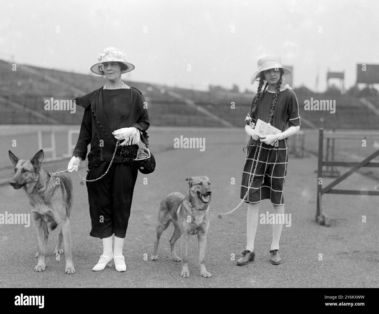 Elsatian Dog Club Championship Show auf der Stanford Bridge. Lady Monica Bullough und ihre Tochter mit 'Greybrother D'Abitot' und 'Marcus D'Abitot'. Alias Monique Lily de la Pasture, Tochter des Vierten Marquis de la Pasture. Tochter Hermine, die John Lambton, 5. Earl of Durham, heiratete. 24. Juni 1922 Stockfoto