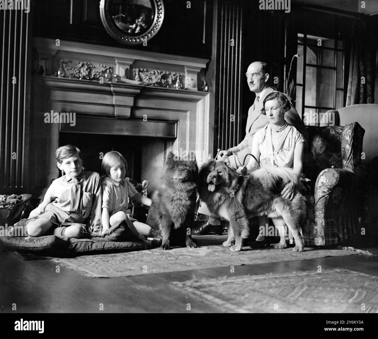 Captain und Mrs. William Cliff und ihre Kinder Patsy und Peter. Mrs. William Cliff, eine bekannte Züchterin von Chows, mit einigen ihrer Hunde im Hall, West Coker, Yeovil Somerset. 1927. Stockfoto