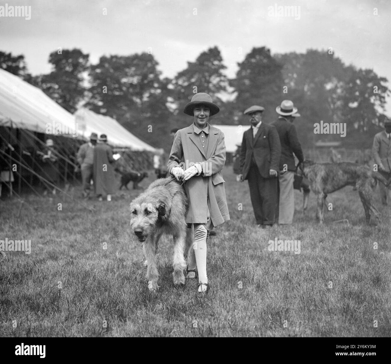 Berks and Bucks Championship Dog Show in Windsor. Miss Naomi Harding mit ihrem irischen Wolfshund "Marquis of Coral". 1927 Stockfoto