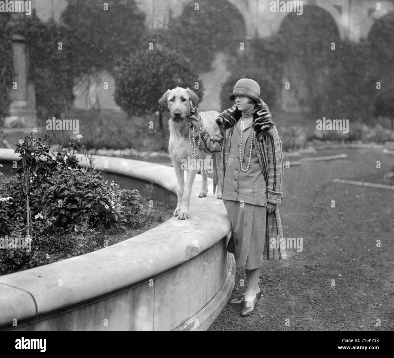 Kennel Club Show im Alexandra Palace. Miss Joan Southey mit "Crewerne Georgie", Irish Wolfhound. 2. Oktober 1924 Stockfoto