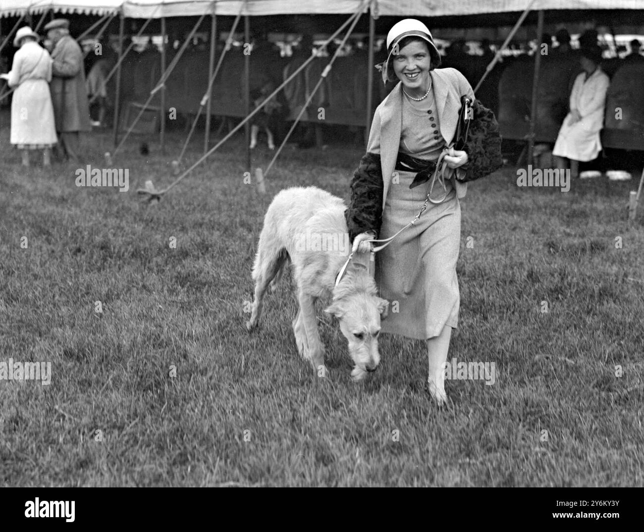 Windsor Dog Show. Frau Parker und ihr irischer Wolfshund. 10. Juni 1931 Stockfoto
