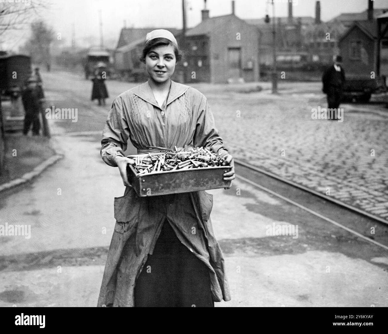 Ostern im Woolwich East London. Munition funktioniert über die Feiertage. Eine der Arbeiter, die bei einem der letzten Überfälle eine Bombe auf ihr Haus abwarf. 29. März 1918 Stockfoto