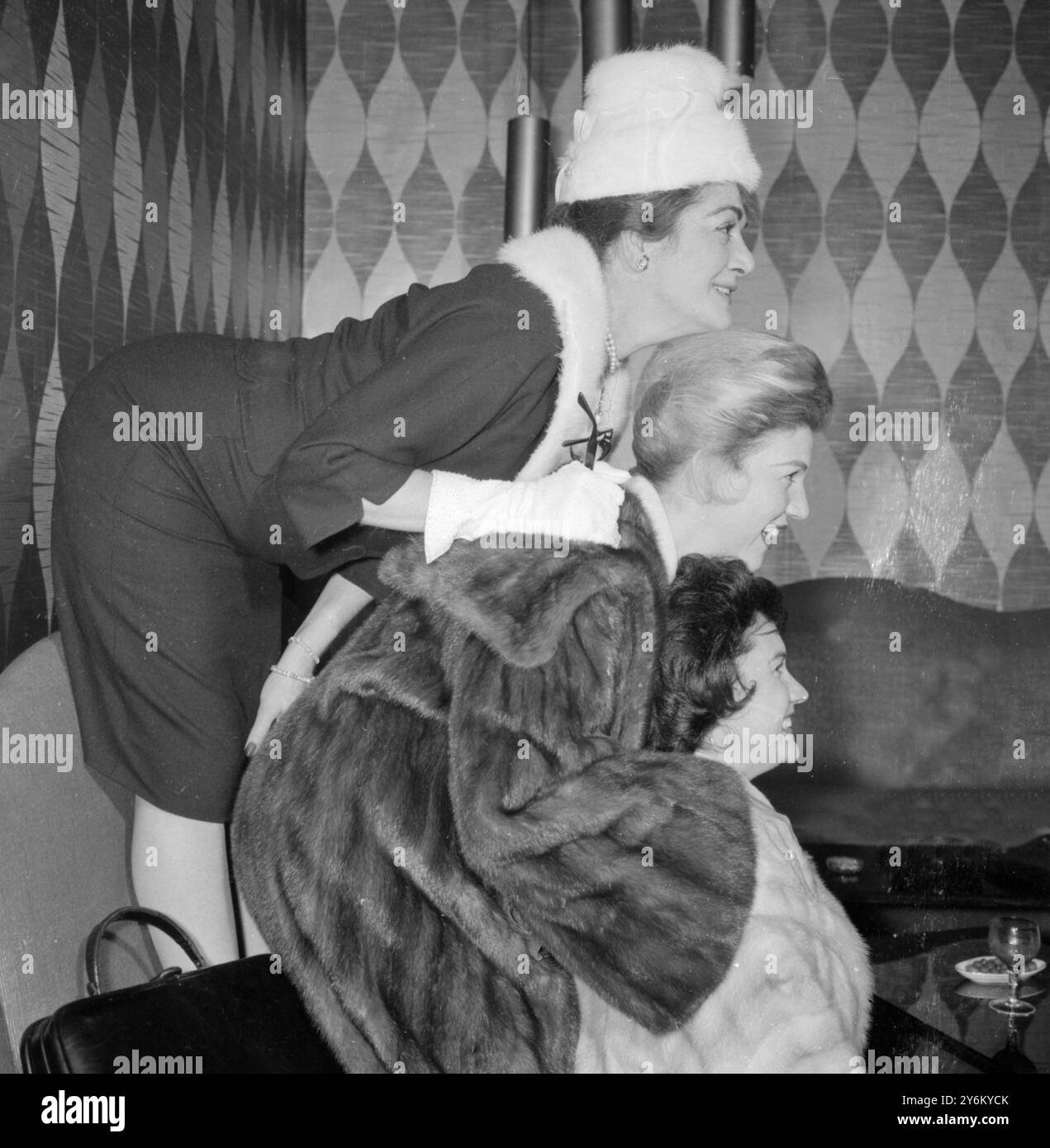 London: Drei berühmte Schwester, deren Akt noch frisch und funkelnd die zeitlosen Mädchen sind von unten nach oben Maxene; Patty und Laverne - die erfolgreichste Gesangsgruppe - die Andrews Sisters, die Bernard Delfont von Talk of the Town Theatre-Restaurant wieder in die Londoner zurückgebracht hat. Die Saison beginnt am 5. Dezember und ein Höhepunkt des Auftritts ist ein Flashback, der in aufrührerischen, nostalgischen Liedern an die brüllenden Zwanziger erinnert. 30. November 1960 Stockfoto