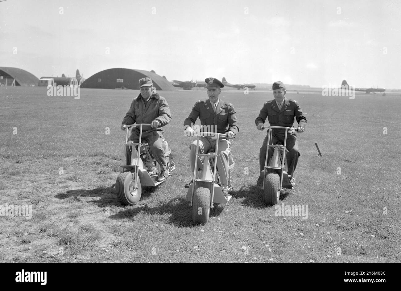 509 Bomb Group, United States Air Force, traf am Wochenende in England in Marham, Norfolk ein. Es gibt zwei Geschwader mit je 10 Flugzeugen, mit etwa 19000 Mann, die für etwa 3 Monate in England sein werden. Sie sind über sie auf normaler Routine-Trainingstour, um sie daran zu gewöhnen, auf Flugplätzen auf der ganzen Welt zu starten und zu landen. Unter den Crews sind deine Mitglieder der Crew, die die Atombombe auf Bikini abwarf. Von links nach rechts – T/Sgt. Jack W. Cothran, 29 Jahre alt aus Gadsden, Al. Er ist der Funksprecher in Colonel Swancutts Flugzeug, das die Atombombe auf Bikini abwarf. Oberstleutnant Woodroe Swancutt, A Stockfoto