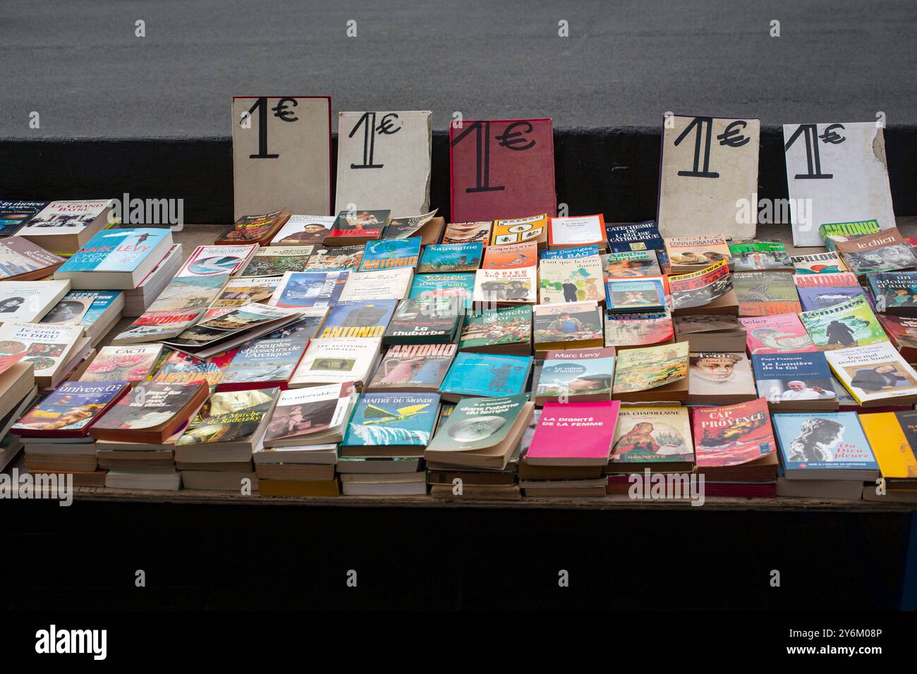 Frankreich, Paris, Gebrauchtpapiersäcke für 1 Euro auf dem Bürgersteig. Stockfoto