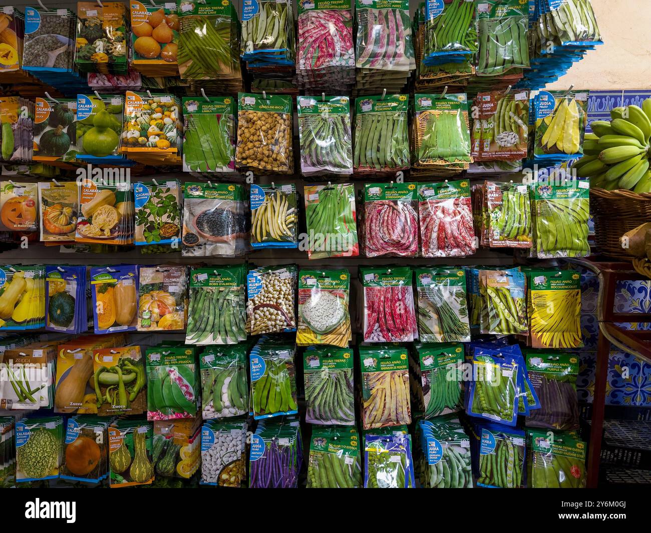 Madeira, Funchal, mercado dos Lavradores, Obst- und Gemüsestand. Beutel mit Samen auf dem Display Stockfoto